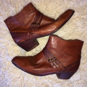 THE WILD SIDE leather side zip scrappy bootie/2"